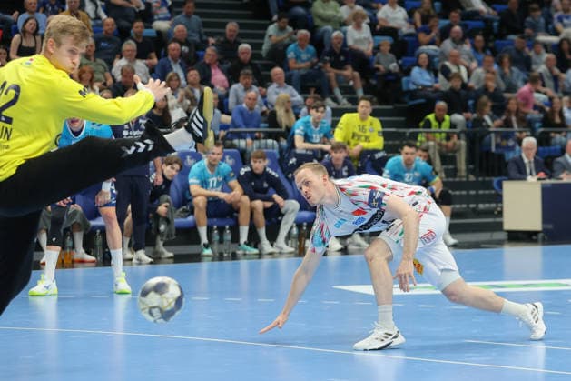 29 04 2026, xtgx, Handball, EHF Champions League 1 4 Final, Pick Szeged SC Magdeburg v l Tobias Thulin Szeged, 12 Omar Ingi Magnusson Magdeburg, 14 Parade, holds the ball, catches the ball, parries seven-meter Szegend