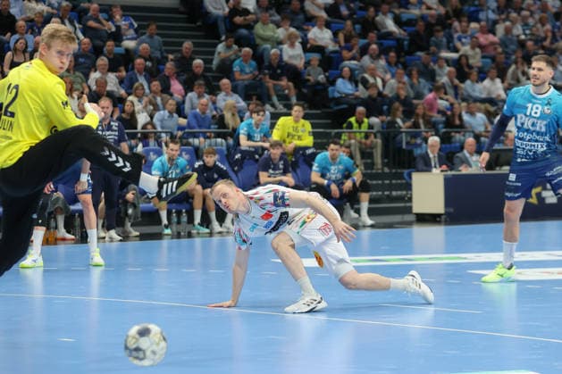 29 04 2026, xtgx, Handball, EHF Champions League 1 4 Final, Pick Szeged SC Magdeburg v l Tobias Thulin Szeged, 12 Omar Ingi Magnusson Magdeburg, 14 Parade, holds the ball, catches the ball, parries seven-meter Szegend