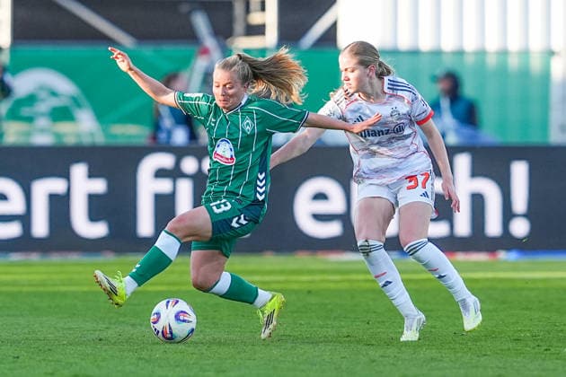 29 04 2026, xydrx, Women, Football, 1 Womens Bundesliga, SV Werder Bremen FC Bayern Munich, Season 2025 2026, Stadion Platz 11 Ricarda Walkling SV Werder Bremen, 13 in duel against Marie Gmeineder FC Bayern Munich, 37 DFB regulations prohibit any use of photographs as image sequences and or quasi video Copyright: HMBxMedia YannisxDreimann