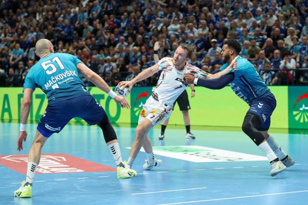 29 04 2026, xgox, Handball EHF Champions League 1 4 Final Pick Szeged SC Magdeburg v l Borut Mackovsek Szeged, 51 , Felix Claar Magdeburg, 7 , Jeremy Toto Szeged, 31 duel, duel, fight, tackle Szeged