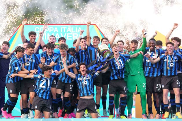 Atalanta™s players celebrates winning the trophy during the Italian Cup Final Under 20 soccer match between Atalanta and Juventus at Arena Civica Stadium in Milan , north Italy - wednesday , April 29 , 2026. - Soccer .  Copyright: xSpada LaPressex