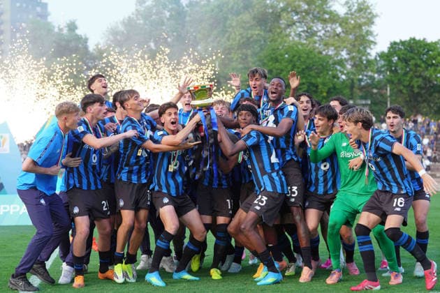 Atalanta™s players celebrates winning the trophy during the Italian Cup Final Under 20 soccer match between Atalanta and Juventus at Arena Civica Stadium in Milan , north Italy - wednesday , April 29 , 2026. - Soccer .  Copyright: xSpada LaPressex
