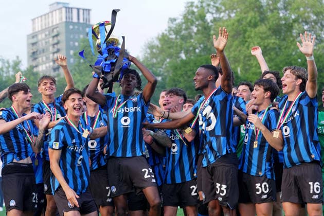 Atalanta™s players celebrates winning the trophy during the Italian Cup Final Under 20 soccer match between Atalanta and Juventus at Arena Civica Stadium in Milan , north Italy - wednesday , April 29 , 2026. - Soccer .  Copyright: xSpada LaPressex