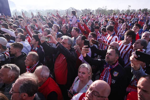 UEFA Champions League semifinals Atletico de Madrid vs Arsenal April 29, Madrid, Madrid, Spain Fans of Atletico de Madrid recieve the team out of the stadium before the UEFA Champions League 2025 26 match against Atletico de Madrid at Riyadh Air Metropolitano on April 29, 2026, in Madrid, Spain Madrid Spain Madrid Spain Madrid Madrid Madrid Spain Real Madrid C F v Manchester City UEFA Champions League 2025 Copyright: xAlejandroxMatiasx