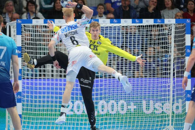 29 04 2026, xtgx, Handball, EHF Champions League 1 4 Final, Pick Szeged SC Magdeburg v l Matthias Musche Magdeburg, 6 Tobias Thulin Szeged, 12 throws goal, goal scorer, scores goal, scores the goal Szegend