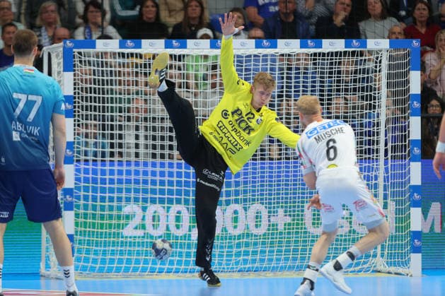 29 04 2026, xtgx, Handball, EHF Champions League 1 4 Final, Pick Szeged SC Magdeburg v l Tobias Thulin Szeged, 12 Matthias Musche Magdeburg, 6 throws goal, goal scorer, scores goal, scores the goal Szegend