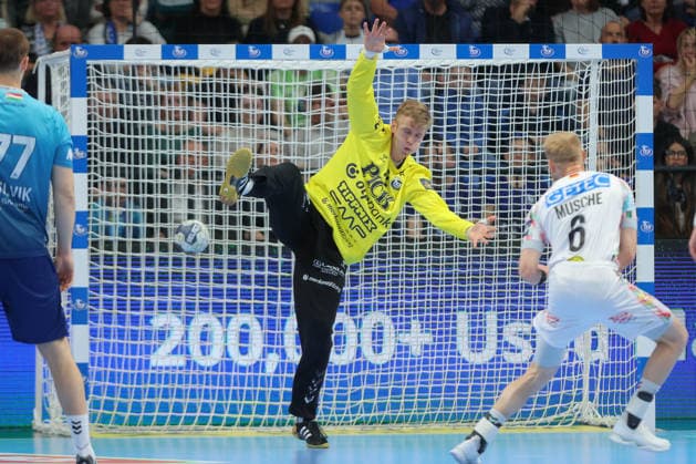 29 04 2026, xtgx, Handball, EHF Champions League 1 4 Final, Pick Szeged SC Magdeburg v l Tobias Thulin Szeged, 12 Matthias Musche Magdeburg, 6 throws goal, goal scorer, scores goal, scores the goal Szegend