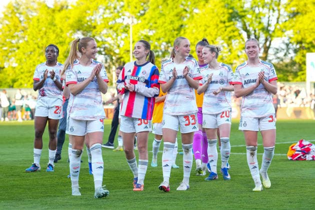 29 04 2026, xydrx, Frauen, Fußball, 1 Frauen Bundesliga, SV Werder Bremen FC Bayern München, Saison 2025 2026, Stadion Platz 11 Edna Imade FC Bayern München, 29 Glodis Perla Viggosdottir FC Bayern München, 4 Laila Portella FC Bayern München, 36 Luzie Zaehringer FC Bayern München, 33 Franziska Kett FC Bayern München, 20 Marie Gmeineder FC Bayern München, 37 freuen sich über den 2 0 Sieg DFB regulations prohibit any use of photographs as image sequences and or quasi video Copyright: HMBxMedia YannisxDreimann