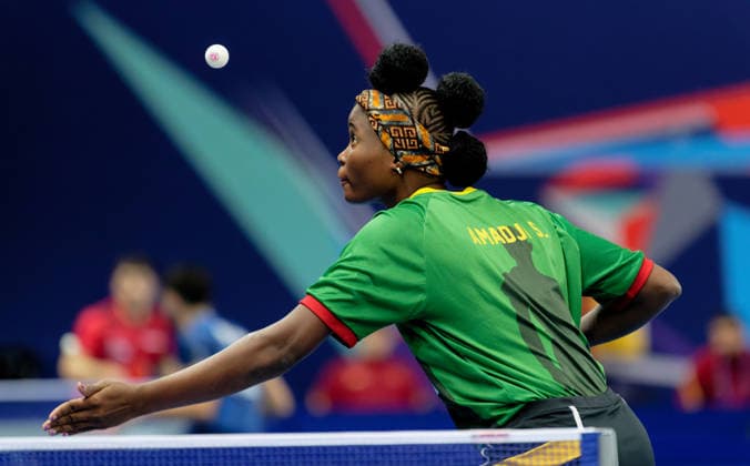 Stecy AMADJI, Benin, bei den Team-Weltmeisterschaften im Tischtennis in London Hairstyling: Stecy AMADJI, Benin, bei den Team-Weltmeisterschaften im Tischtennis in London (28.4.-10.5.) am 29. April in der Copper Box Arena. London OVO Arena Wembley, Copper Box Arena London England *** Stecy AMADJI, Benin, at the World Team Table Tennis Championships in London Hairstyling Stecy AMADJI, Benin, at the World Team Table Tennis Championships in London 28 4 10 5 on April 29 at the Copper Box Arena London OVO Arena Wembley, Copper Box Arena London England