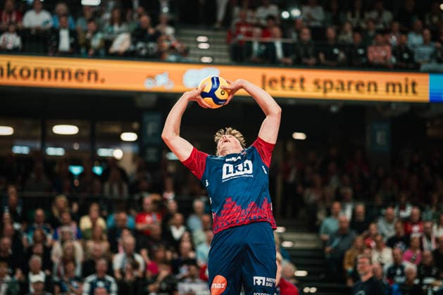 VBL SVG Lüneburg vs Berlin Recycling Volleys, 29 04 2026 Santeri Välimaa SVG Lüneburg, 12 plays the ball Volleyball Bundesliga, Playoffs, Final, Game 1 SVG Lüneburg vs Berlin Recycling Volleys on 29 04 2026 at the LKH Arena, Lüneburg Copyright: xBEAUTIFULxSPORTS Tonhäuserx
