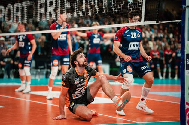 VBL SVG Lüneburg vs Berlin Recycling Volleys, 29 04 2026 Jake Hanes Berlin Recycling Volleys, 22 slides on his knees to the referee Volleyball Bundesliga, Playoffs, Final, Game 1 SVG Lüneburg vs Berlin Recycling Volleys on 29 04 2026 at LKH Arena, Lüneburg Copyright: xBEAUTIFULxSPORTS Tonhäuserx