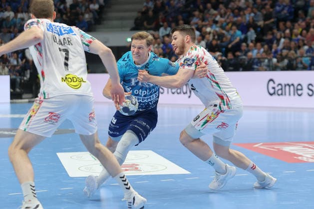 29 04 2026, xtgx, Handball, EHF Champions League 1 4 Final, Pick Szeged SC Magdeburg v l Janus Dadi Smarason Szeged, 3 , Elvar Orn Jonsson Magdeburg, 19 duel, duel, fight, tackle Szegend