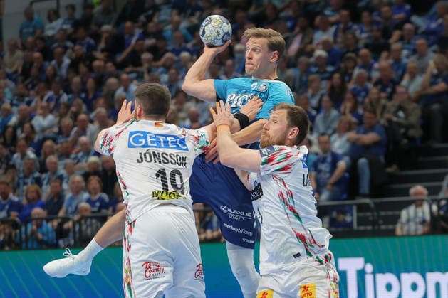 29 04 2026, xtgx, Handball, EHF Champions League 1 4 Final, Pick Szeged SC Magdeburg v l Elvar Orn Jonsson Magdeburg, 19 , Janus Dadi Smarason Szeged, 3 , Albin Lagergren Magdeburg, 21 duel, duel, fight, tackle Szegend