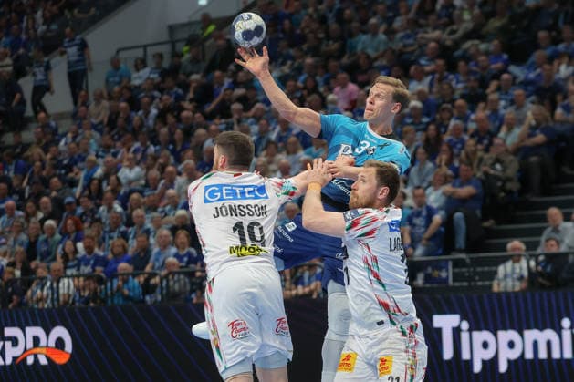 29 04 2026, xtgx, Handball, EHF Champions League 1 4 Final, Pick Szeged SC Magdeburg v l Elvar Orn Jonsson Magdeburg, 19 , Janus Dadi Smarason Szeged, 3 , Albin Lagergren Magdeburg, 21 duel, duel, fight, tackle Szegend
