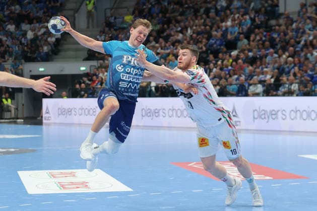 29 04 2026, xtgx, Handball, EHF Champions League 1 4 Final, Pick Szeged SC Magdeburg v l Janus Dadi Smarason Szeged, 3 , Elvar Orn Jonsson Magdeburg, 19 duel, duel, fight, tackle Szegend
