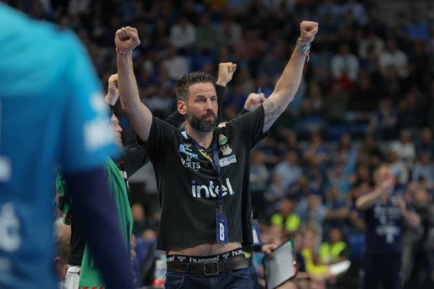 29 04 2026, xtgx, Handball, EHF Champions League 1 4 Final, Pick Szeged SC Magdeburg v l Bennet Wiegert Magdeburg, Trainer Jubel, Torjubel, jubelt ueber das Tor, celebrate the goal, celebration Szegend