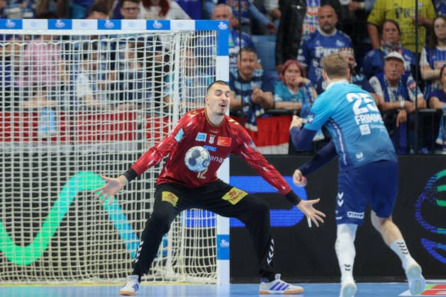 29 04 2026, xtgx, Handball, EHF Champions League 1 4 Final, Pick Szeged SC Magdeburg v l Matej Mandic Magdeburg, 12 Parade, holds the ball, catches the ball, parries Szegend