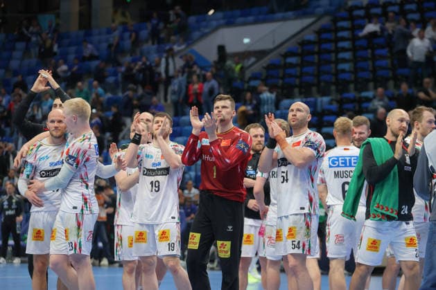 29 04 2026, xtgx, Handball, EHF Champions League 1 4 Final, Pick Szeged SC Magdeburg v l Magdeburg Cheering about the victory, cheering after the end of the match Szegend
