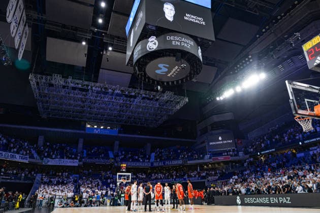 ESP Real Madrid v Hapoel IBI Tel Aviv Euroleague PlayOff Game 1 Minute of silence for the passing of Moncho Monsalve during the Euroleague match, PlayOff Game 1, between Real Madrid and Hapoel IBI Tel Aviv played at Movistar Arena Stadium on April 29 2026 in Madrid Spain Madrid Spain Basketball Copyright: xAlbaxPachecox xAgenciaxLOFx