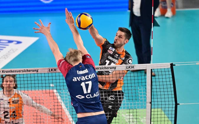 GER 1 VBL, Play Off Final, SVG Lueneburg vs Berlin Recycling Volleys 29 04 2026, GER 1 VBL, PLay Off Fnale, SVG Lueneburg vs Berlin Recycling Volleys, in the picture Moritz Reichert BRV 15 tries to assert himself against Axel Valentin Enlund SVG 17 nordphotoxGmbH xWitke nph00002