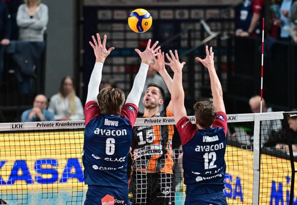 GER 1 VBL, Play Off Final, SVG Lueneburg vs Berlin Recycling Volleys 29 04 2026, GER 1 VBL, PLay Off Fnale, SVG Lueneburg vs Berlin Recycling Volleys, in the picture Moritz Reichert BRV 15 tries to assert himself against Jackson Clifford Howe SVG 6 and Santeri Välimaa Santeri Vaelimaa SVG 12 nordphotoxGmbH xWitke nph00002