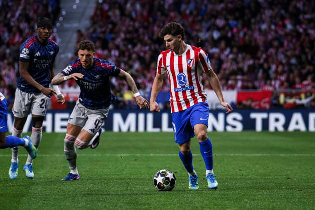 UEFA Champions League semifinals Atletico de Madrid vs Arsenal April 29, Madrid, Madrid, Spain Julian Alvarez of Atletico de Madrid is defended by Ben White of Arsenal during UEFA Champions League 2025 26 match beetween Atletico de Madrid and Arsenal at Riyadh Air Metropolitano on April 29, 2026, in Madrid, Spain Madrid Spain Madrid Spain Madrid Madrid Spain Real Madrid C F v Manchester City UEFA Champions League 2025 Copyright: xAlejandroxMatiasx