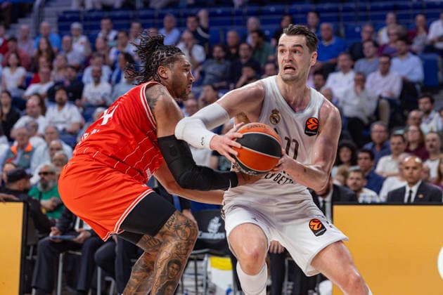 ESP Real Madrid v Hapoel IBI Tel Aviv Euroleague PlayOff Game 1 Mario Hezonja of Real Madrid held back by the defense of Ish Wainright during the Euroleague match, PlayOff Game 1, between Real Madrid and Hapoel IBI Tel Aviv played at Movistar Arena Stadium on April 29 2026 in Madrid Spain Spain Madrid Spain Basketball Copyright: xAlbaxPachecox xAgenciaxLOFx