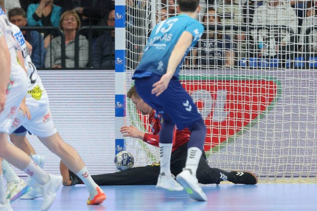 29 04 2026, xtgx, Handball, EHF Champions League 1 4 Final, Pick Szeged SC Magdeburg v l Sergey Hernandez Ferrer Magdeburg, 1 save, holds the ball, catches the ball, parries Szegend