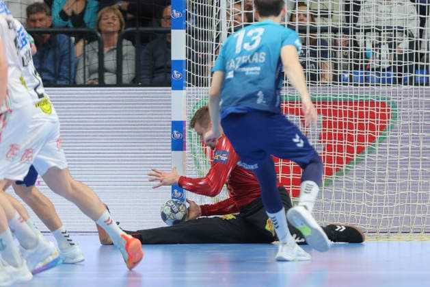 29 04 2026, xtgx, Handball, EHF Champions League 1 4 Final, Pick Szeged SC Magdeburg v l Sergey Hernandez Ferrer Magdeburg, 1 save, holds the ball, catches the ball, parries Szegend