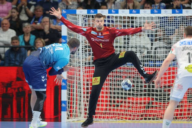 29 04 2026, xtgx, Handball, EHF Champions League 1 4 Final, Pick Szeged SC Magdeburg v l Sergey Hernandez Ferrer Magdeburg, 1 save, holds the ball, catches the ball, parries Szegend