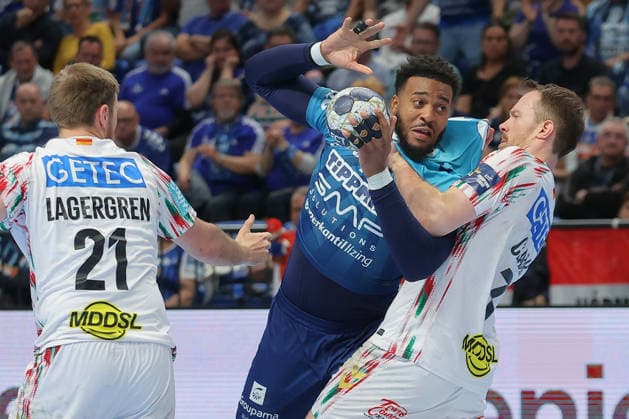 29 04 2026, xtgx, Handball, EHF Champions League 1 4 Final, Pick Szeged SC Magdeburg v l Albin Lagergren Magdeburg, 21 , Jeremy Toto Szeged, 31 , Felix Claar Magdeburg, 7 duel, duel, fight, tackle Szegend
