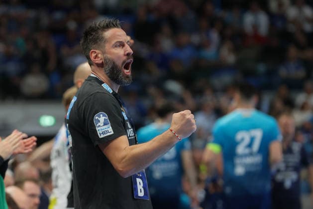 29 04 2026, xtgx, Handball, EHF Champions League 1 4 Final, Pick Szeged SC Magdeburg v l Bennet Wiegert Magdeburg, Trainer Jubel, Torjubel, jubelt ueber das Tor, celebrate the goal, celebration Szegend