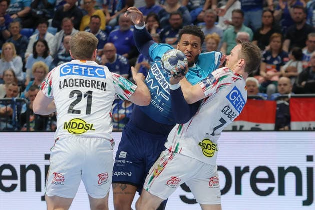 29 04 2026, xtgx, Handball, EHF Champions League 1 4 Final, Pick Szeged SC Magdeburg v l Albin Lagergren Magdeburg, 21 , Jeremy Toto Szeged, 31 , Felix Claar Magdeburg, 7 duel, duel, fight, tackle Szegend