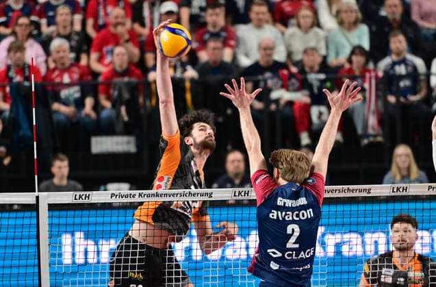 GER 1 VBL, Play Off Final, SVG Lueneburg vs Berlin Recycling Volleys 29 04 2026, GER 1 VBL, PLay Off Fnale, SVG Lueneburg vs Berlin Recycling Volleys, in the picture Jake Hanes BRV 22 tries to assert himself against Daniel Gruvaeus Daniel Gruvaeus SVG 2 nordphotoxGmbH xWitke nph00002