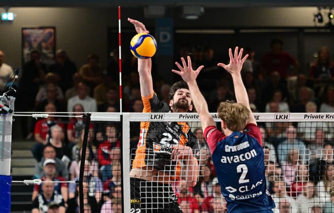 GER 1 VBL, Play Off Final, SVG Lueneburg vs Berlin Recycling Volleys 29 04 2026, GER 1 VBL, PLay Off Fnale, SVG Lueneburg vs Berlin Recycling Volleys, in the picture Jake Hanes BRV 22 tries to assert himself against Daniel Gruvaeus Daniel Gruvaeus SVG 2 nordphotoxGmbH xWitke nph00002