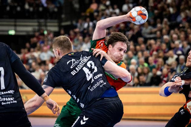 FLENSBURG, GERMANY - APRIL 29: Leif Tissier (Recken - TSV Hannover-Burgdorf, 07) against Blaz Blagotinsek (SG Flensburg-Handewitt, 43) during the EHF European League quarter-final match between SG Flensburg-Handewitt vs Recken - TSV Hannover-Burgdorf at GP JOULE Arena, on matchday April 29, 2026 in Flensburg, Germany. Schleswig-Holstein Germany Copyright: xMarioxM.xKobergx