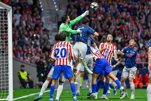 April 29, 2026, Madrid, Madrid, Spain: DAVID RAYA of Arsenal Football Club in action clears the ball with his fists during the Champions League first semifinal match between ATLETICO DE MADRID and ARSENAL FOOTBALL CLUB, held on April 29, 2026, at the Riyadh Air Metropolitano, Madrid, Spain. ATLETICO DE MADRID Vs ARSENAL FOOTBALL CLUB Champions League Match, Season 25 26 (04.29.26)  - ZUMAc312 20260429_zsp_c312_219 Copyright: xOscarxManuelxSanchezx