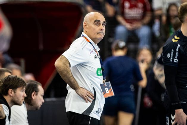 FLENSBURG, GERMANY - APRIL 29: Juan Carlos Pastor Gomez (Recken - TSV Hannover-Burgdorf, Coach) during the EHF European League quarter-final match between SG Flensburg-Handewitt vs Recken - TSV Hannover-Burgdorf at GP JOULE Arena, on matchday April 29, 2026 in Flensburg, Germany. Schleswig-Holstein Germany Copyright: xMarioxM.xKobergx