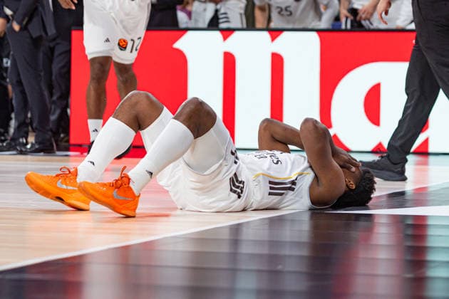 ESP Real Madrid v Hapoel IBI Tel Aviv Euroleague PlayOff Game 1 Andres Feliz of Real Madrid on the floor during the Euroleague match, PlayOff Game 1, between Real Madrid and Hapoel IBI Tel Aviv played at Movistar Arena Stadium on April 29 2026 in Madrid Spain Madrid Spain Basketball Copyright: xAlbaxPachecox xAgenciaxLOFx