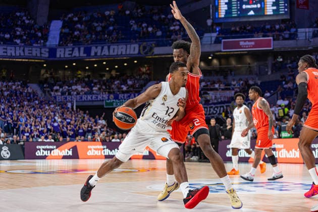 ESP Real Madrid v Hapoel IBI Tel Aviv Euroleague PlayOff Game 1 Theo Maledon of Real Madrid brings the ball foward against Antonio Blakeney of Hapoel IBI Tel Aviv during the Euroleague match, PlayOff Game 1, between Real Madrid and Hapoel IBI Tel Aviv played at Movistar Arena Stadium on April 29 2026 in Madrid Spain Madrid Spain Basketball Copyright: xAlbaxPachecox xAgenciaxLOFx