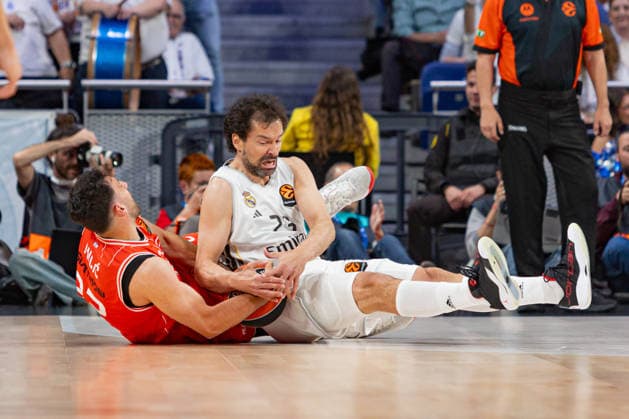 ESP: Real Madrid v Hapoel IBI Tel Aviv Euroleague PlayOff Game 1 Sergio Llull of Real Madrid fighting for the possesion s ball with Vasilije Micic of Hapoel IBI Tel Aviv during the Euroleague match, PlayOff Game 1, between Real Madrid and Hapoel IBI Tel Aviv played at Movistar Arena Stadium on April 29 2026 in Madrid Spain Madrid Spain Basketball *** ESP Real Madrid v Hapoel IBI Tel Aviv Euroleague PlayOff Game 1 Sergio Llull of Real Madrid fighting for the possession s ball with Vasilije Micic of Hapoel IBI Tel Aviv during the Euroleague match, PlayOff Game 1, between Real Madrid and Hapoel IBI Tel Aviv played at Movistar Arena Stadium on April 29 2026 in Madrid Spain Madrid Spain Basketball Copyright: xAlbaxPachecox xAgenciaxLOFx