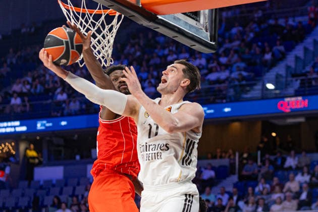 ESP Real Madrid v Hapoel IBI Tel Aviv Euroleague PlayOff Game 1 Mario Hezonja of Real Madrid held back by the defense of Dan Oturu during the Euroleague match, PlayOff Game 1, between Real Madrid and Hapoel IBI Tel Aviv played at Movistar Arena Stadium on April 29 2026 in Madrid Spain Spain Madrid Spain Basketball Copyright: xAlbaxPachecox xAgenciaxLOFx