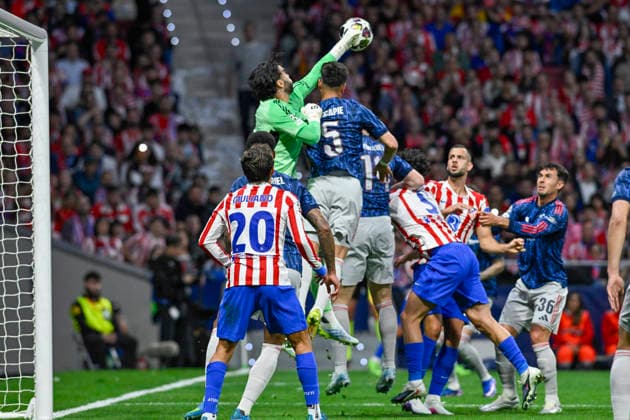 April 29, 2026, Madrid, Madrid, Spain: DAVID RAYA of Arsenal Football Club in action clears the ball with his fists during the Champions League first semifinal match between ATLETICO DE MADRID and ARSENAL FOOTBALL CLUB, held on April 29, 2026, at the Riyadh Air Metropolitano, Madrid, Spain. Madrid Spain - ZUMAc312 20260429_zsp_c312_217 Copyright: xOscarxManuelxSanchezx