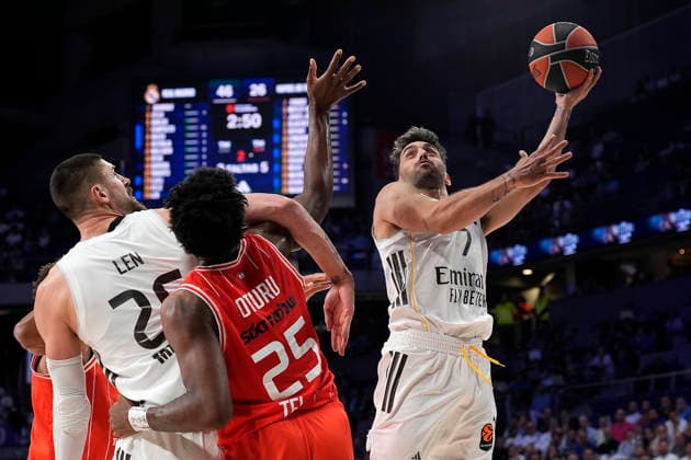 REAL MADRID v HAPOEL IBI TEL AVIV. EUROLEAGUE 2025 2026. PLAY OFFS. GAME 1 Real Madrid s Facundo Campazzo (r) and Alex Len (l) and Hapoel Ibi Tel Aviv s Dan Oturu during Euroleague Play-offs Game 1 match. April 29, 2026. (ALTERPHOTOS Acero) MadridSpain  Copyright: xAcerox
