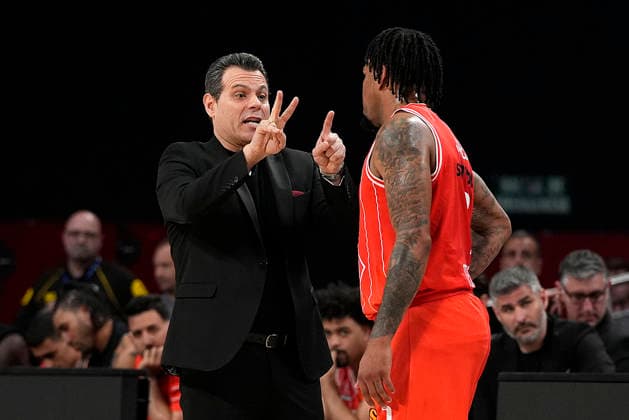 REAL MADRID v HAPOEL IBI TEL AVIV. EUROLEAGUE 2025 2026. PLAY OFFS. GAME 1 Hapoel Ibi Tel Aviv s coach Dimitris Itoudis with Chris Jones during Euroleague Play-offs Game 1 match. April 29, 2026. (ALTERPHOTOS Acero) MadridSpain  Copyright: xAcerox