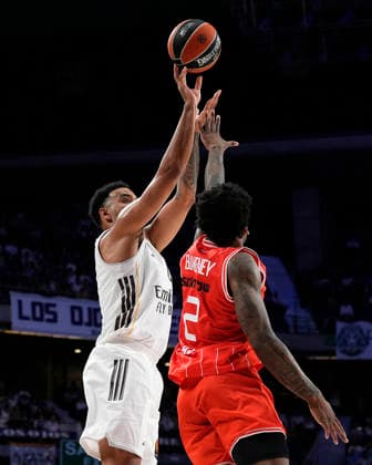 Real Madrid s Try Lyles (l) and Hapoel Ibi Tel Aviv s Antonio Blakeney during Euroleague Play-offs Game 1 match. April 29, 2026. (20260429326)