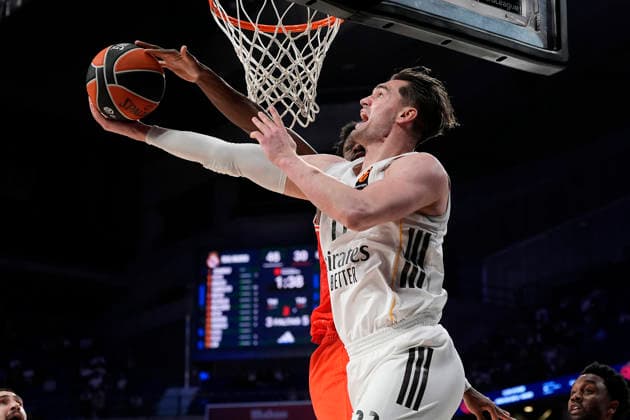 Real Madrid s Mario Hezonja (r) and Hapoel Ibi Tel Aviv s Dan Oturu during Euroleague Play-offs Game 1 match. April 29, 2026. (20260429355)