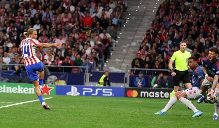 A penalty is awarded after the shot of Marcos Llorente of Atletico Madrid hits the hand of Ben White of Arsenal Atletico Madrid v Arsenal, UEFA Champions League, Semi Final, First Leg, Football, Riyadh Air Metropolitano, Madrid, Spain - 29 Apr 2026Madrid Riyadh Air Metropolitano Spain EDITORIAL USE ONLY No use with unauthorised audio, video, data, fixture lists, club league logos or live services. Online in-match use limited to 120 images, no video emulation. No use in betting, games or single club league player publications.  Copyright: xKieranxMcManus Shutterstockx 16847970ax