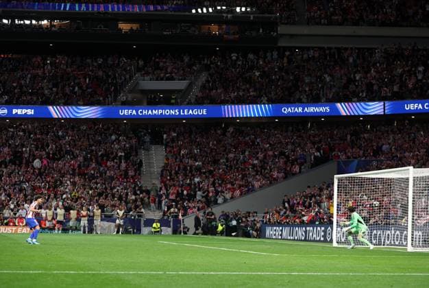Julian Ãlvarez of Atletico Madrid scores a goal to make the score 1-1 Atletico Madrid v Arsenal, UEFA Champions League, Semi Final, First Leg, Football, Riyadh Air Metropolitano, Madrid, Spain - 29 Apr 2026Madrid Riyadh Air Metropolitano Spain EDITORIAL USE ONLY No use with unauthorised audio, video, data, fixture lists, club league logos or live services. Online in-match use limited to 120 images, no video emulation. No use in betting, games or single club league player publications.  Copyright: xKieranxMcManus Shutterstockx 16847970ay