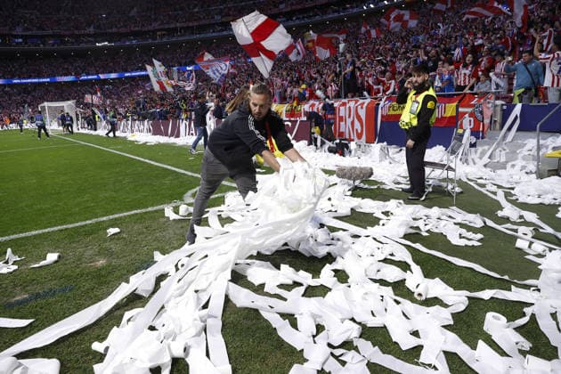 Atletico Madrid v Arsenal - UEFA Champions League MADRID, SPAIN - APRIL 29: Staff cleans toilet paper, thrown by fans onto the field, ahead of the first leg of the UEFA Champions League semifinals match between Atletico Madrid and Arsenal at Riyadh Air Metropolitano Stadium in Madrid, Spain on April 29, 2026. Burak Akbulut Anadolu Madrid Spain. Editorial use only. Please get in touch for any other usage.  Copyright: x2026xAnadoluxBurakxAkbulutx